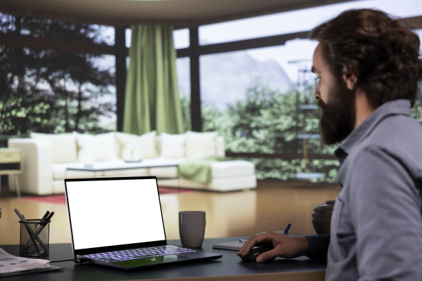 企业主在家里用笔记本电脑查看白屏图片下载