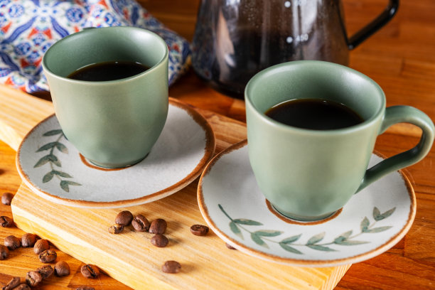 两杯咖啡和滤网在后台使用图片下载