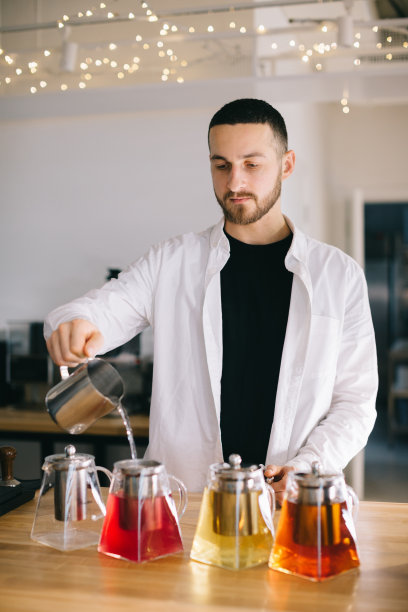一位年轻的咖啡师在一家现代咖啡馆准备美味的茶。图片下载
