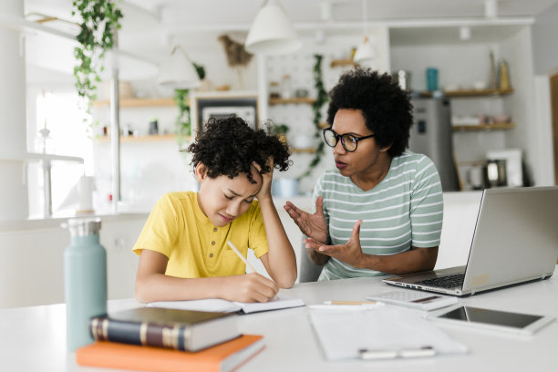 母亲因为孩子在家里学习和作业做得不好而责骂他图片下载
