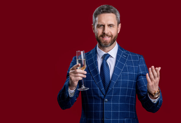 快乐的人庆祝事件和欢呼，复制空间。男人拿着香槟欢呼庆祝。图片下载