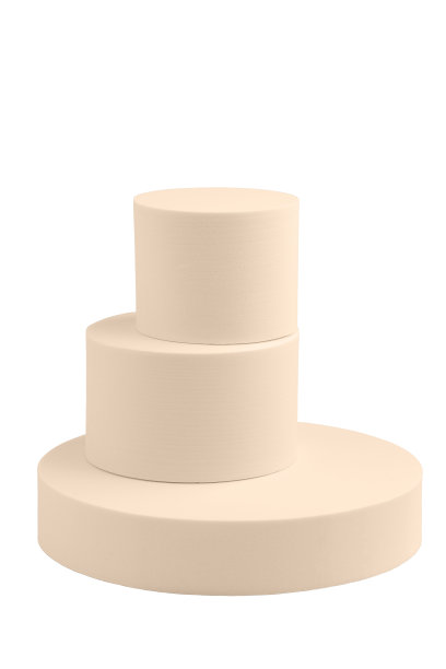 木制的几何图形，涂上颜色，堆在桌子上，孤立的图片下载