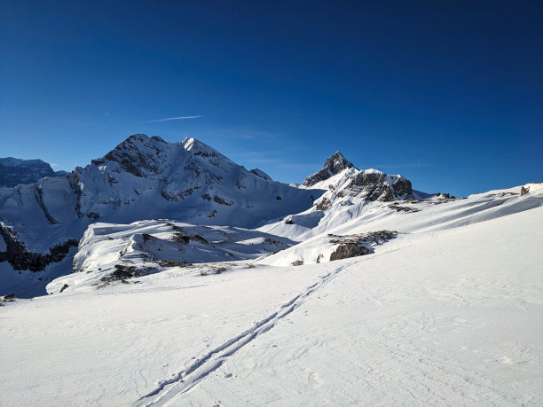在施维茨阿尔卑斯山的Pfannenstock山滑雪之旅。格拉鲁斯穷乡僻壤之旅在一个美丽的山区景观。在布劳恩瓦尔德滑雪登山。Skitouring。高质量的照片。图片下载