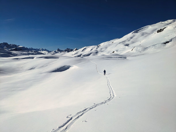 在施维茨阿尔卑斯山的Pfannenstock山滑雪之旅。格拉鲁斯穷乡僻壤之旅在一个美丽的山区景观。在布劳恩瓦尔德滑雪登山。Skitouring。高质量的照片。图片下载