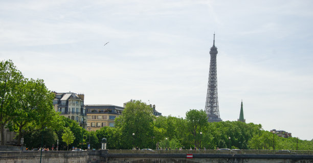 2023年5月30日，法国巴黎。夏天可以乘船沿着市中心的塞纳河游览，欣赏风景、建筑和桥梁图片下载