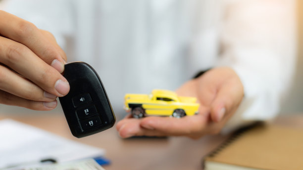 特写:手给车钥匙和钱，用于贷款、信用金融和租赁。汽车贷款概念，汽车换现金概念，金融概念。买卖新车或二手车。车钥匙在桌子上。图片下载