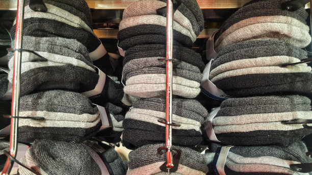 双袜子挂在货架上的商店展示，正上方的视图图片下载