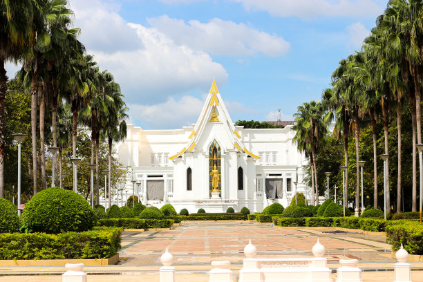 泰国寺庙的图片，背景是蓝天。图片下载