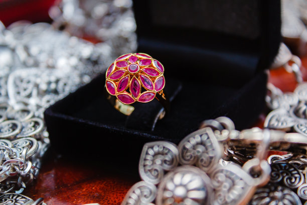 红蓝宝石戒指金。图片下载