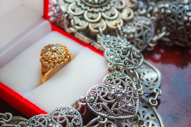 钻石戒指金，宝石泰式。图片下载