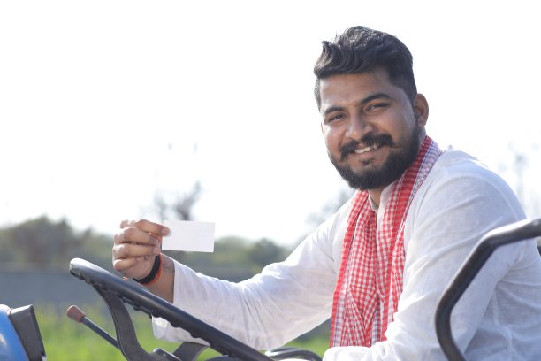 农民在拖拉机上展示牌图片下载