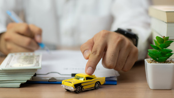 特写:手给车钥匙和钱，用于贷款、信用金融和租赁。汽车贷款概念，汽车换现金概念，金融概念。买卖新车或二手车。车钥匙在桌子上。图片下载