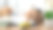 特写:手给车钥匙和钱，用于贷款、信用金融和租赁。汽车贷款概念，汽车换现金概念，金融概念。买卖新车或二手车。车钥匙在桌子上。图片下载