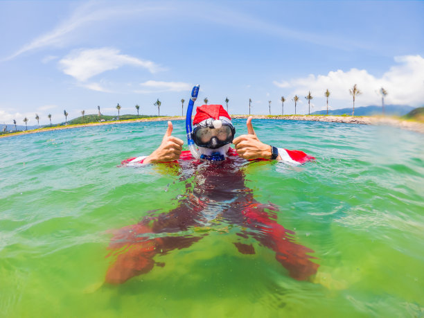 圣诞老人是在水下浮潜——圣诞或新年快乐的概念。圣诞节后热带地区解除了冠状病毒隔离的概念图片下载