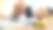 特写:手给车钥匙和钱，用于贷款、信用金融和租赁。汽车贷款概念，汽车换现金概念，金融概念。买卖新车或二手车。车钥匙在桌子上。图片下载