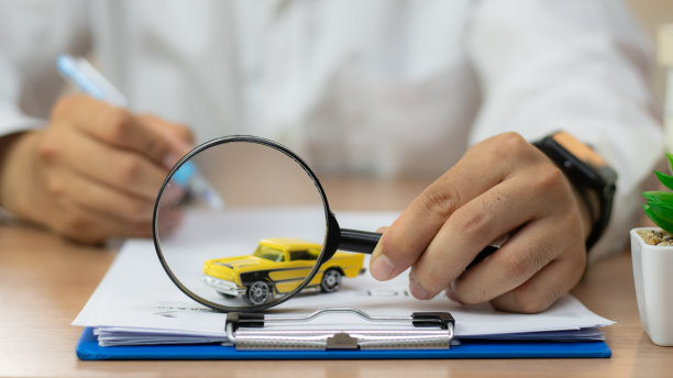 特写:手给车钥匙和钱，用于贷款、信用金融和租赁。汽车贷款概念，汽车换现金概念，金融概念。买卖新车或二手车。车钥匙在桌子上。图片下载