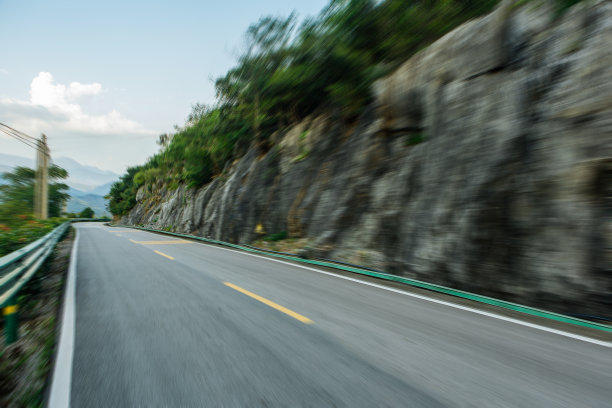 山路上的汽车广告背景图图片下载