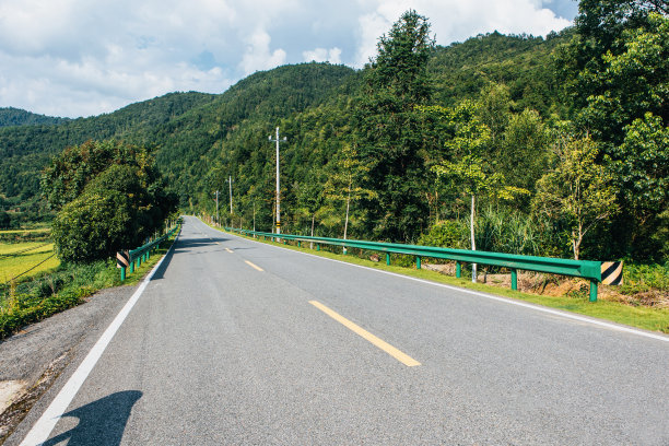 山路上的汽车广告背景图图片下载