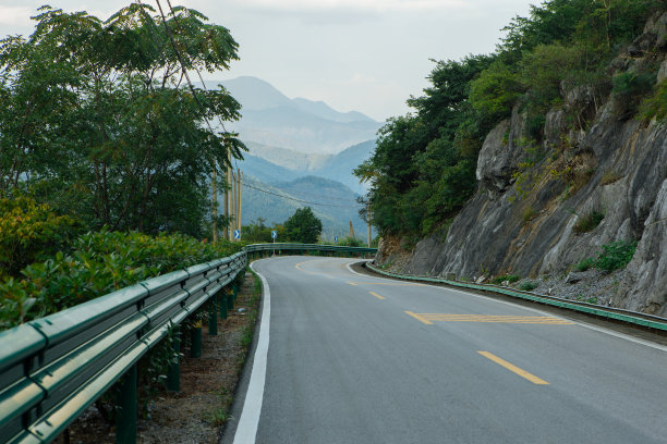 山路上的汽车广告背景图图片下载