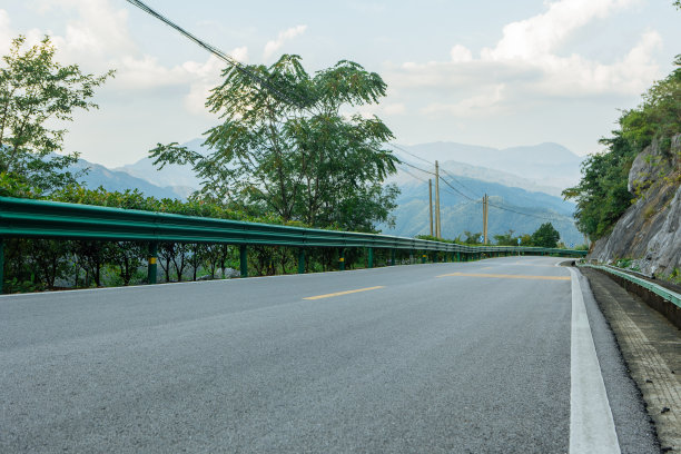 山路上的汽车广告背景图图片下载