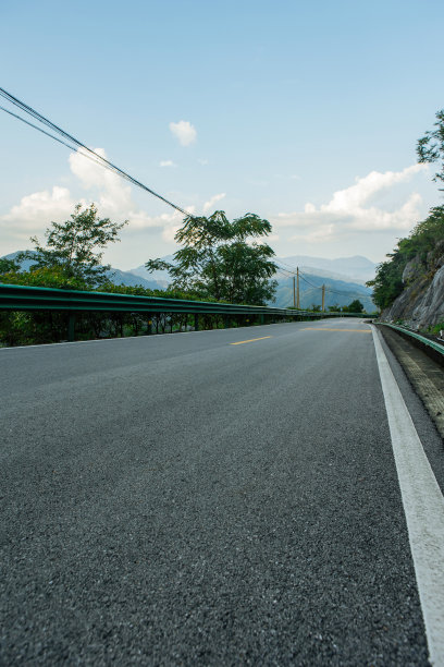 山路上的汽车广告背景图图片下载