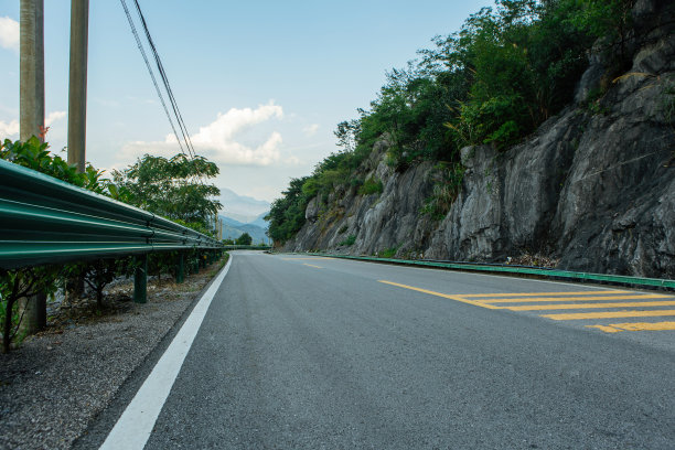 山路上的汽车广告背景图图片下载