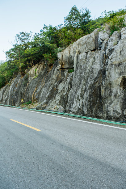 山路上的汽车广告背景图图片下载