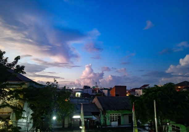 雅加达人口稠密城市的航拍照片，背景是傍晚的天空图片下载