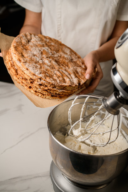 糕点师用白色生奶油为派对准备装饰蛋糕图片下载