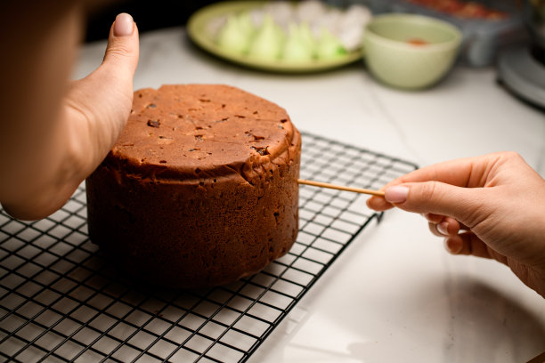 糕点师在烤箱里烤了一个馅饼，然后把它从烤盘里拿出来图片下载