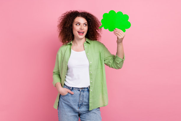 可爱的年轻女士的照片肖像抱着漫画云说话穿时髦的绿色服装孤立在粉红色的背景图片下载