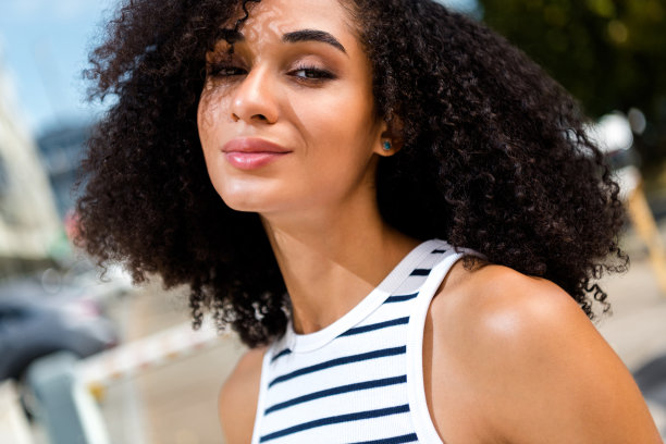 可爱迷人的可爱女孩的照片卷发穿着时尚的衣服享受阳光明媚的夏天户外图片下载