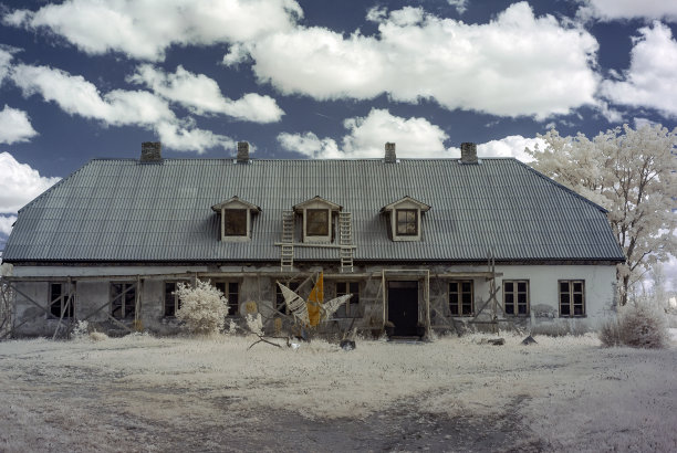 超现实的风景，古老的房子，红外照片的惊人性质的雪树图片下载