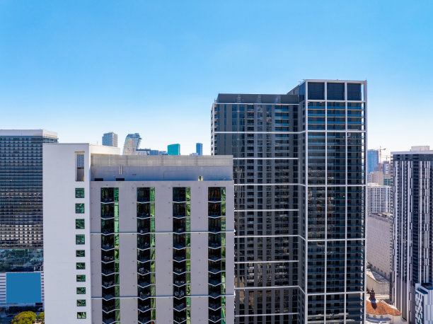 航拍照片迈阿密市中心的高楼大厦在蓝天上图片下载