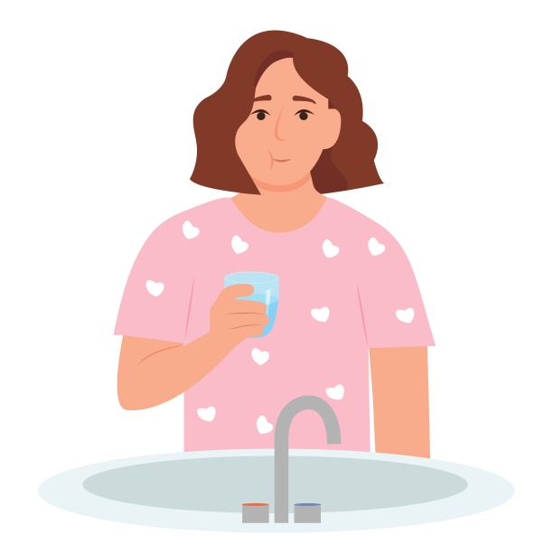 妇女使用漱口水清新口气和预防牙菌斑。图片下载