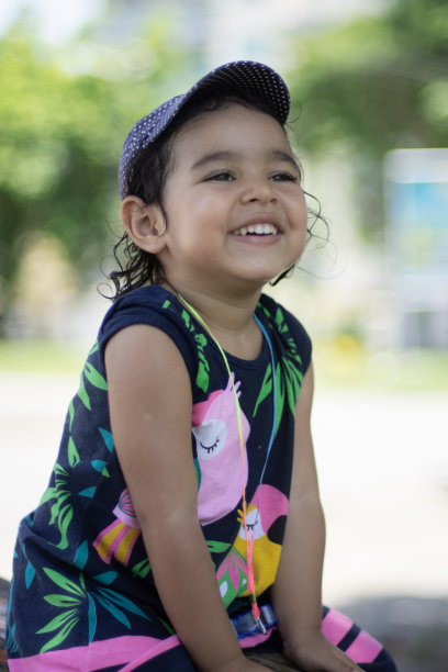 在后院玩跷跷板的女孩。图片下载