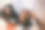 有魅力的女人在厨房桌子上的股票照片图片下载