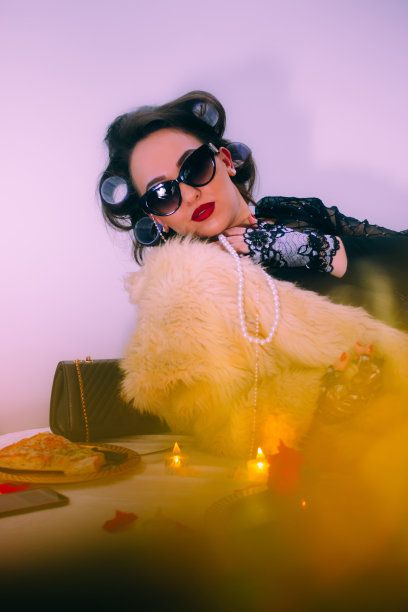 有魅力的女人在厨房桌子上的毛皮库存照片图片下载