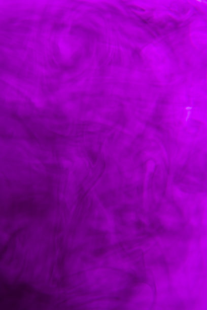 水溶紫色照片颜料在水中的流动形成了图案。图片下载