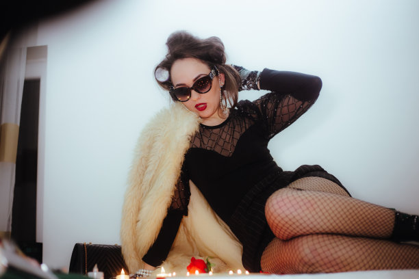有魅力的女人在厨房桌子上的毛皮库存照片图片下载