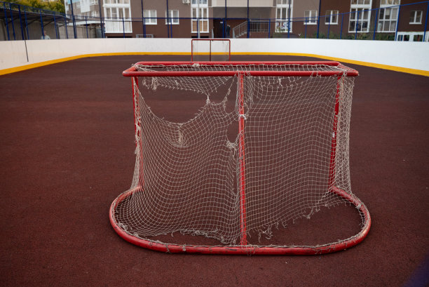 乡村足球场破门，背景是天空图片下载