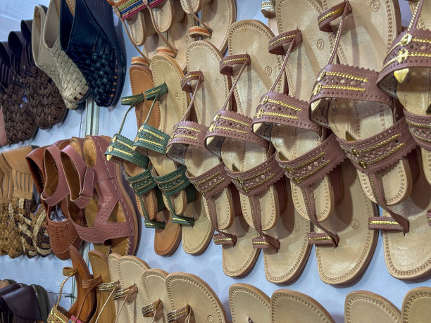 流行的和传统的科尔哈布里教堂的库存照片显示在墙上出售在当地商店。这是手工制作的皮革长袍。图片下载