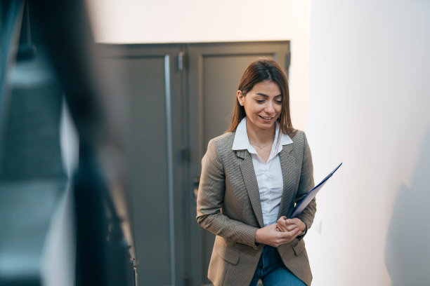 女企业家正在上楼图片下载