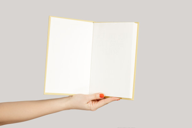 女人的手展示了打开的纸的组织者与空页，复制空间推广。图片下载