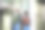 两个女学生在看大学大楼。图片下载