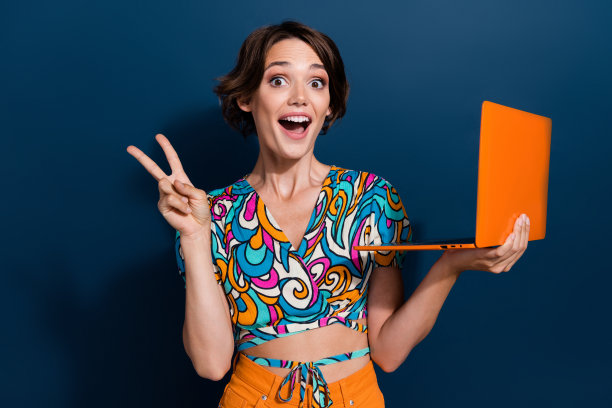 照片的年轻友好的漂亮女人摄像头模型显示v标志推广新的网络平台使用笔记本电脑孤立的蓝色背景图片下载