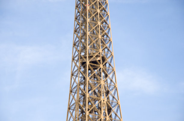 2023年5月30日，法国巴黎。夏天可以乘船沿着市中心的塞纳河游览，欣赏风景、建筑和桥梁图片下载