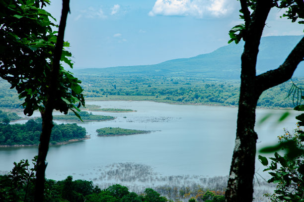从山顶上拍摄的河流照片。湖的鸟瞰图。爬山去拍湖景。图片下载