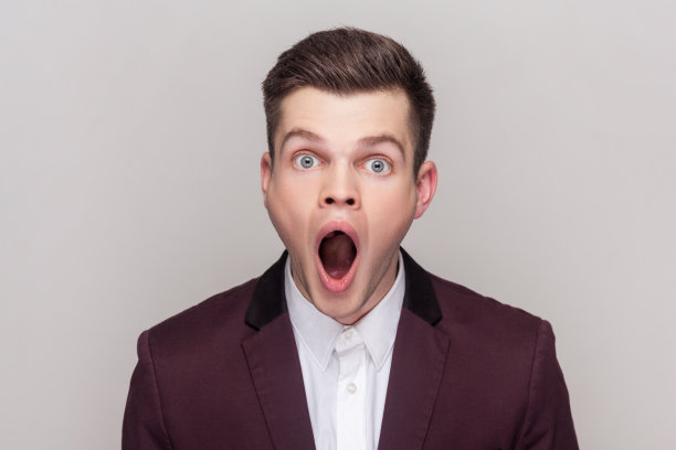 男人睁大眼睛，张大嘴巴看着镜头，看到了一些惊讶的东西。图片下载