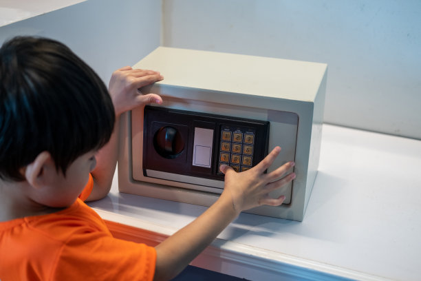 亚洲小男孩在家打开保险箱图片下载